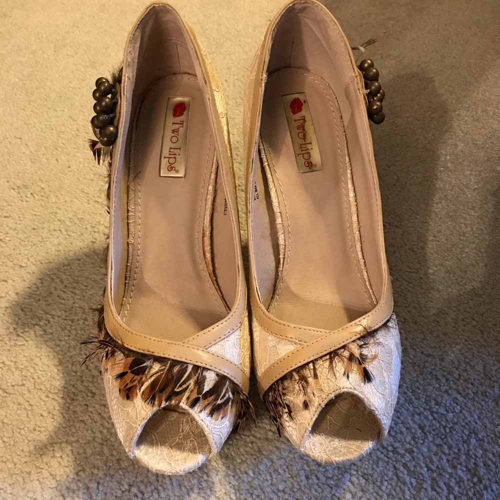 “Two Lips” Pumps - Picture 2 of 2